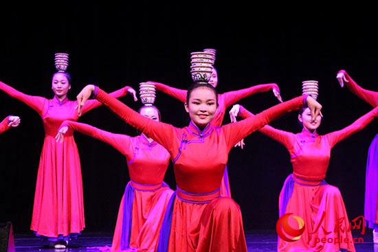 內蒙古藝術學院舞蹈演員表演的群舞《祝福》拉開了“草原之聲”演出的帷幕。
