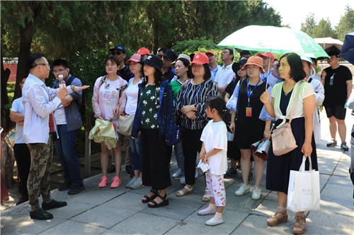 外地游客在正定縣文物游覽點有序參觀。-河寧 攝.jpg