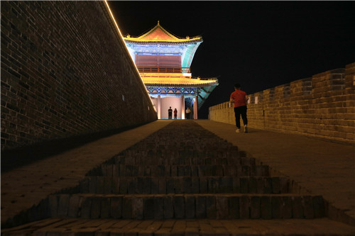 為了保護文物，消減火災隱患，正定縣的旅游點，參觀者必須接受禁帶火種檢查。-河寧 攝.jpg