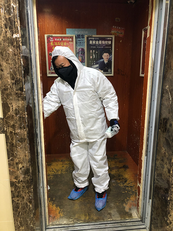 圖為：付洪榮丈夫范國銀在電梯內消殺